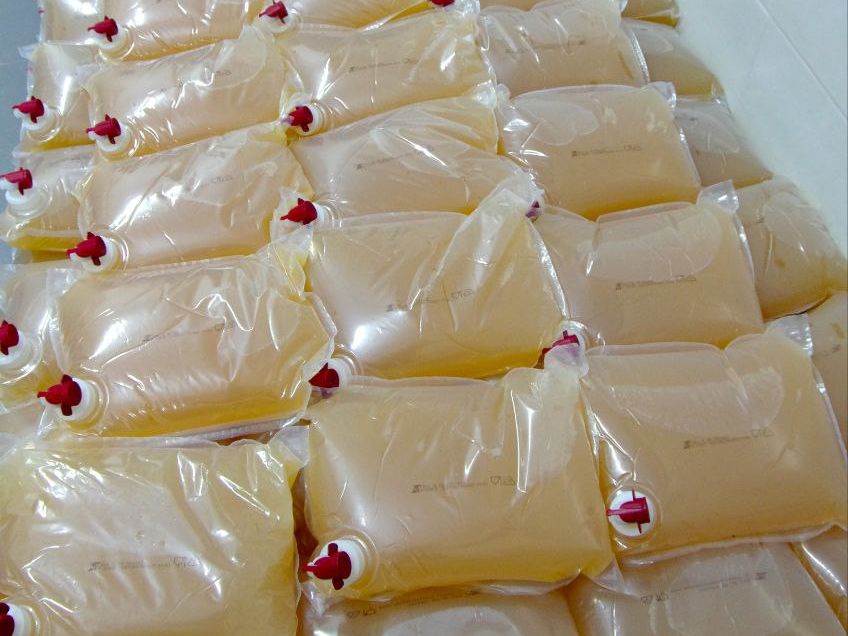 Пакеты с яблочным соком прямого отжима после розлива